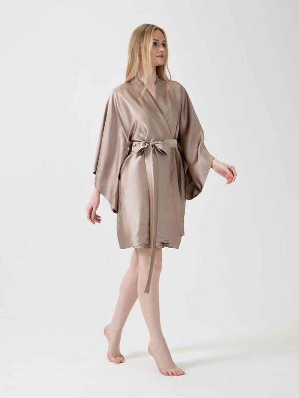 Халат OnSilk кимоно "Assami mini" темно-бежевый 100% шелк (вид 1) Халат OnSilk кимоно "Assami mini" темно-бежевый 100% шелк (фото, вид 1)